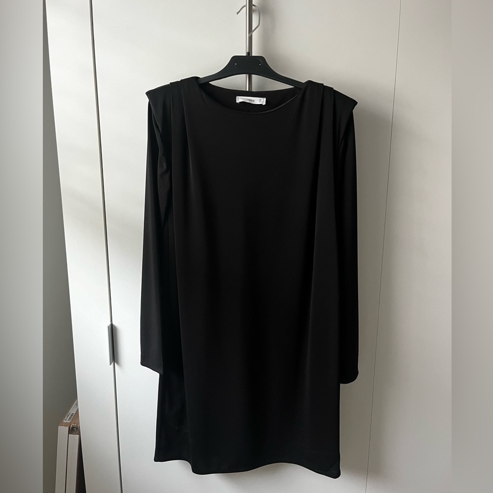 Black long sleeve dress.